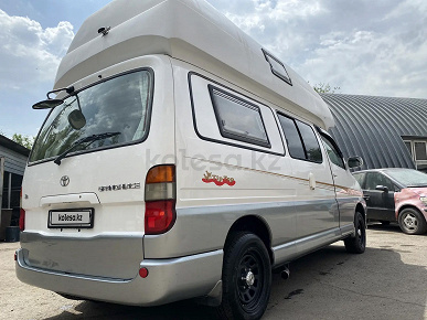 Редкий кемпер Toyota выставили на продажу за 2 млн рублей. У Toyota Grand Hiace спальные места для четырех человек, полный привод и &laquo;автомат&raquo;